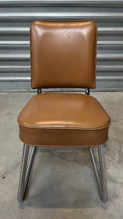 Chaise en cuir marron sur piètement luge chromé