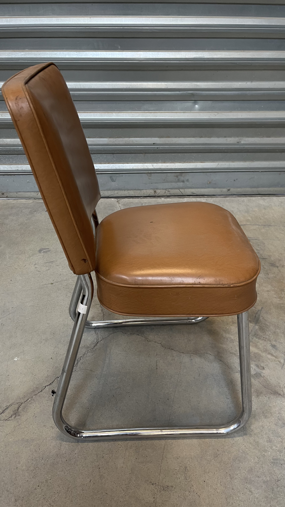 Chaise en cuir marron sur piètement luge chromé
