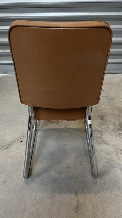 Chaise en cuir marron sur piètement luge chromé