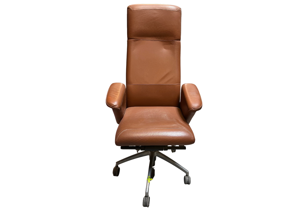 Chaise de bureau à roulettes en cuir marron à haut dossier