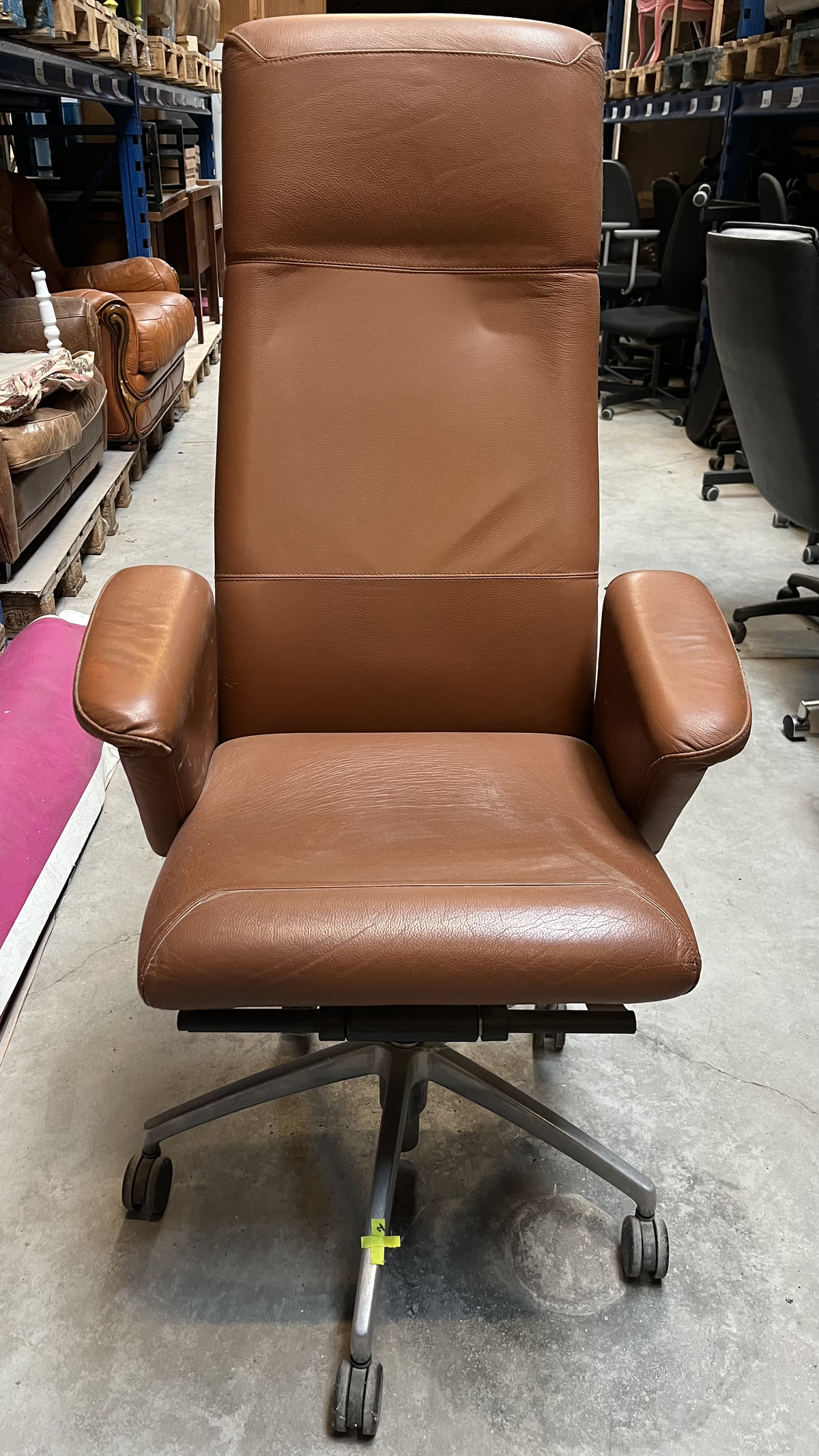Chaise de bureau à roulettes en cuir marron à haut dossier
