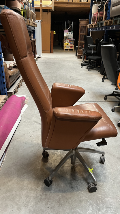 Chaise de bureau à roulettes en cuir marron à haut dossier