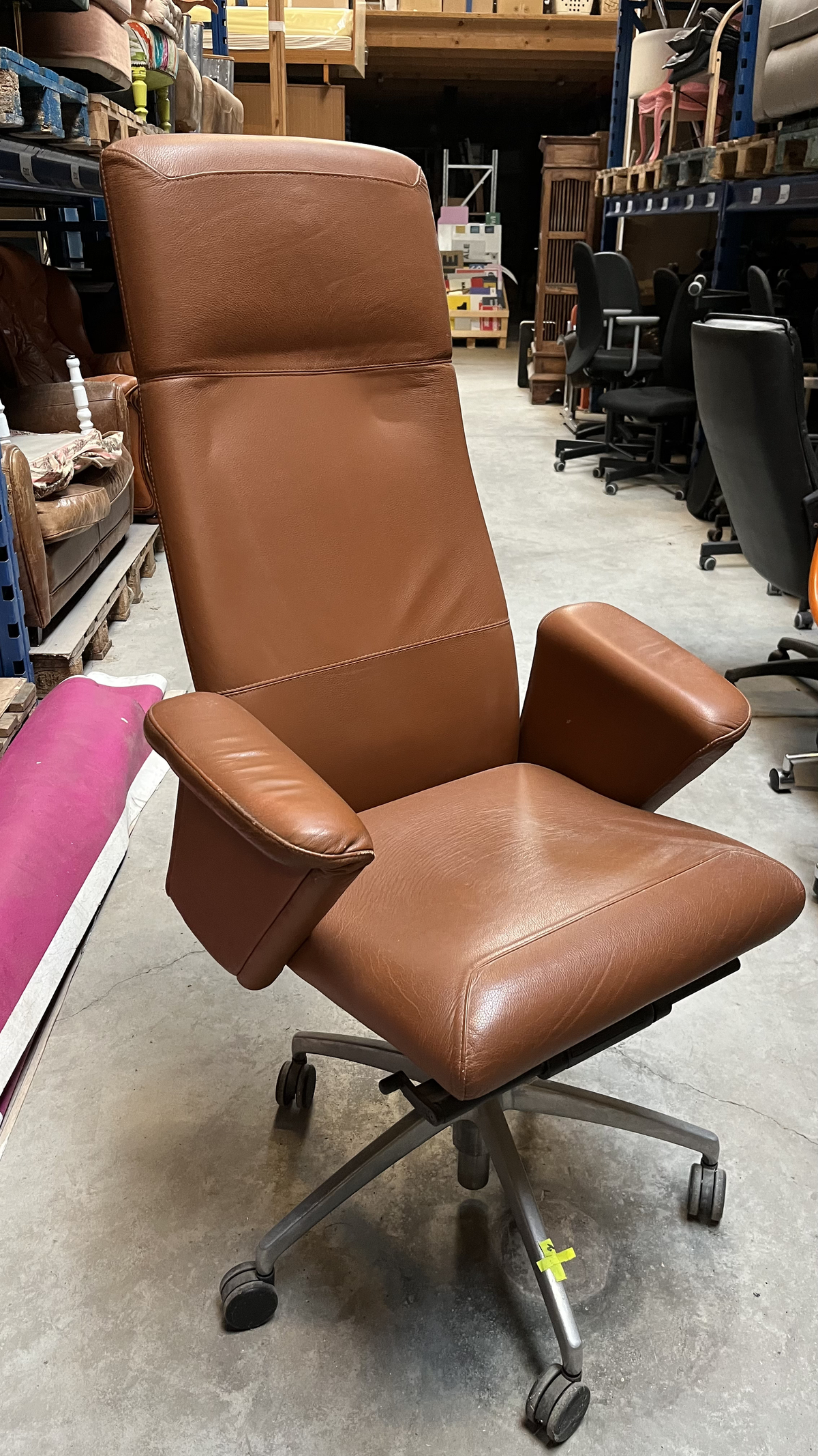 Chaise de bureau à roulettes en cuir marron à haut dossier