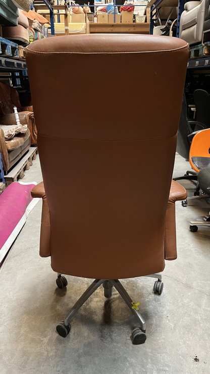 Chaise de bureau à roulettes en cuir marron à haut dossier