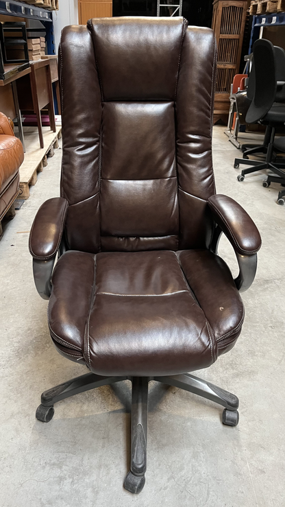 Chaise de bureau à roulettes en cuir marron foncé matelassé