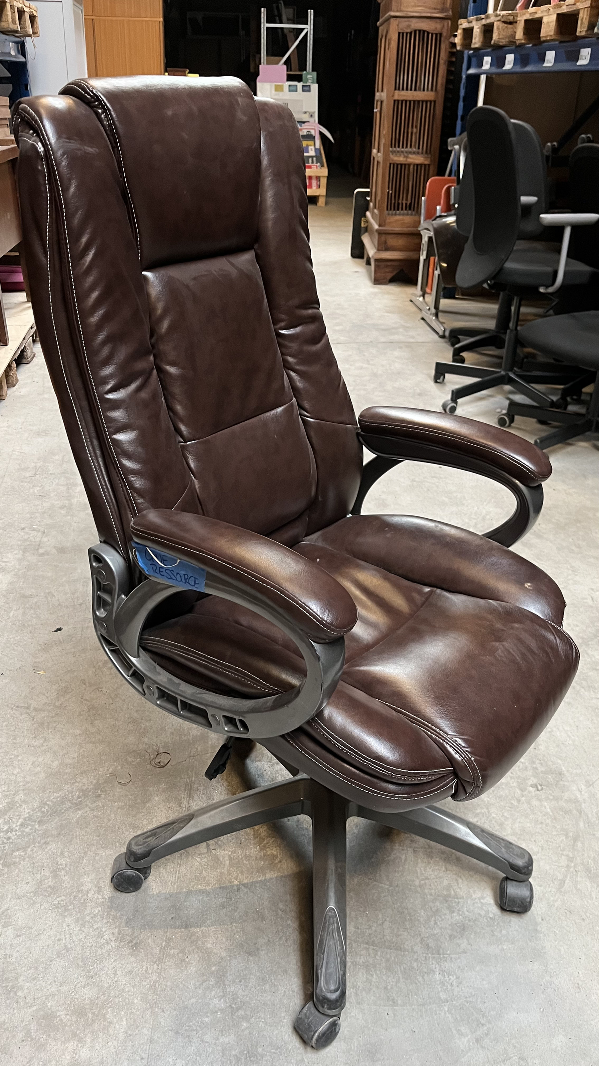 Chaise de bureau à roulettes en cuir marron foncé matelassé