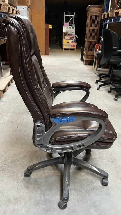 Chaise de bureau à roulettes en cuir marron foncé matelassé