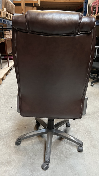Chaise de bureau à roulettes en cuir marron foncé matelassé