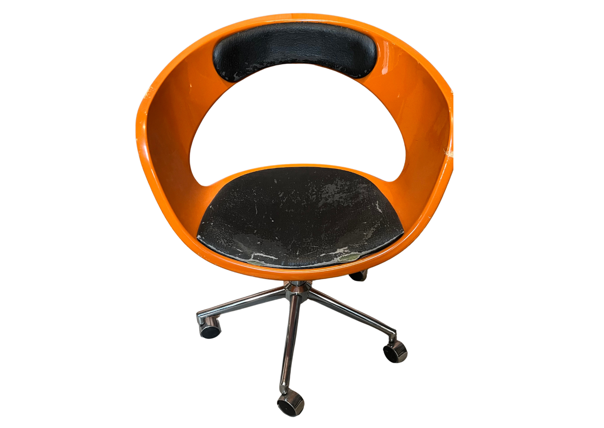 Fauteuil de bureau vintage à coque ronde en bois et cuir noir