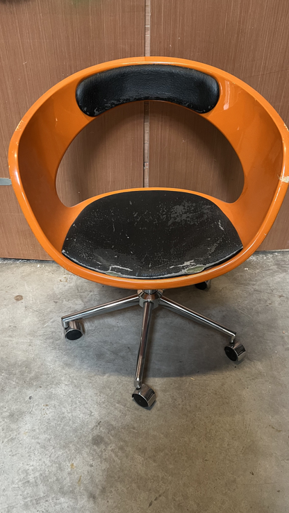 Fauteuil de bureau vintage à coque ronde en bois et cuir noir