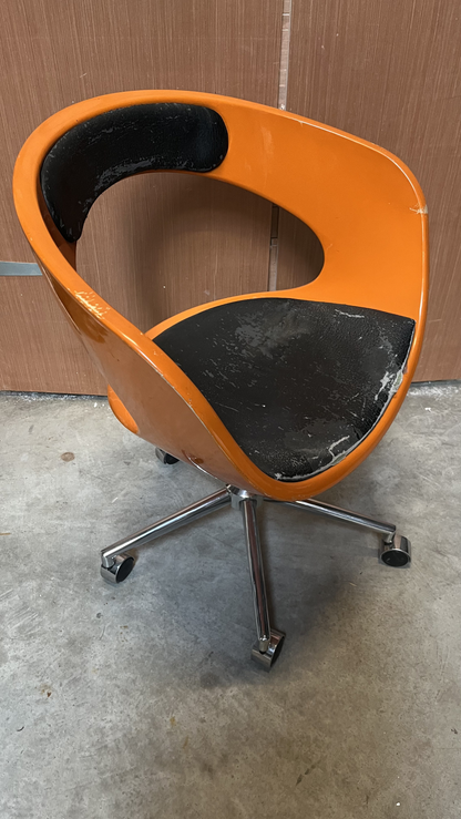 Fauteuil de bureau vintage à coque ronde en bois et cuir noir