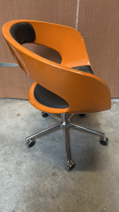 Fauteuil de bureau vintage à coque ronde en bois et cuir noir