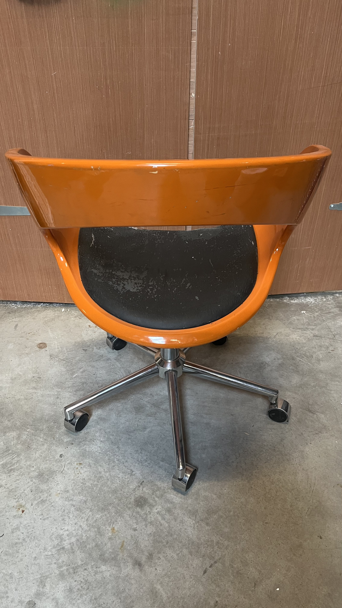 Fauteuil de bureau vintage à coque ronde en bois et cuir noir