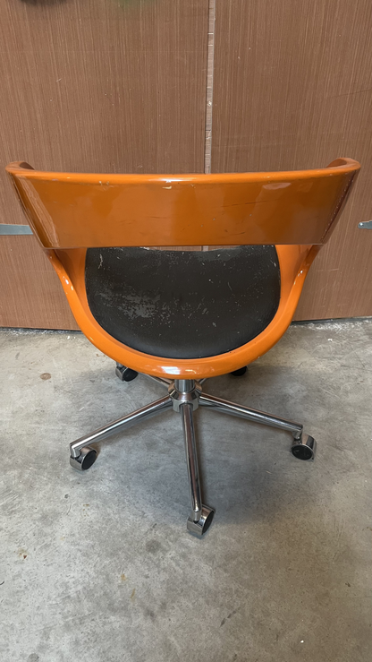 Fauteuil de bureau vintage à coque ronde en bois et cuir noir