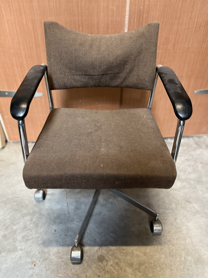 Chaise de bureau vintage à roulettes en tissu marron clair