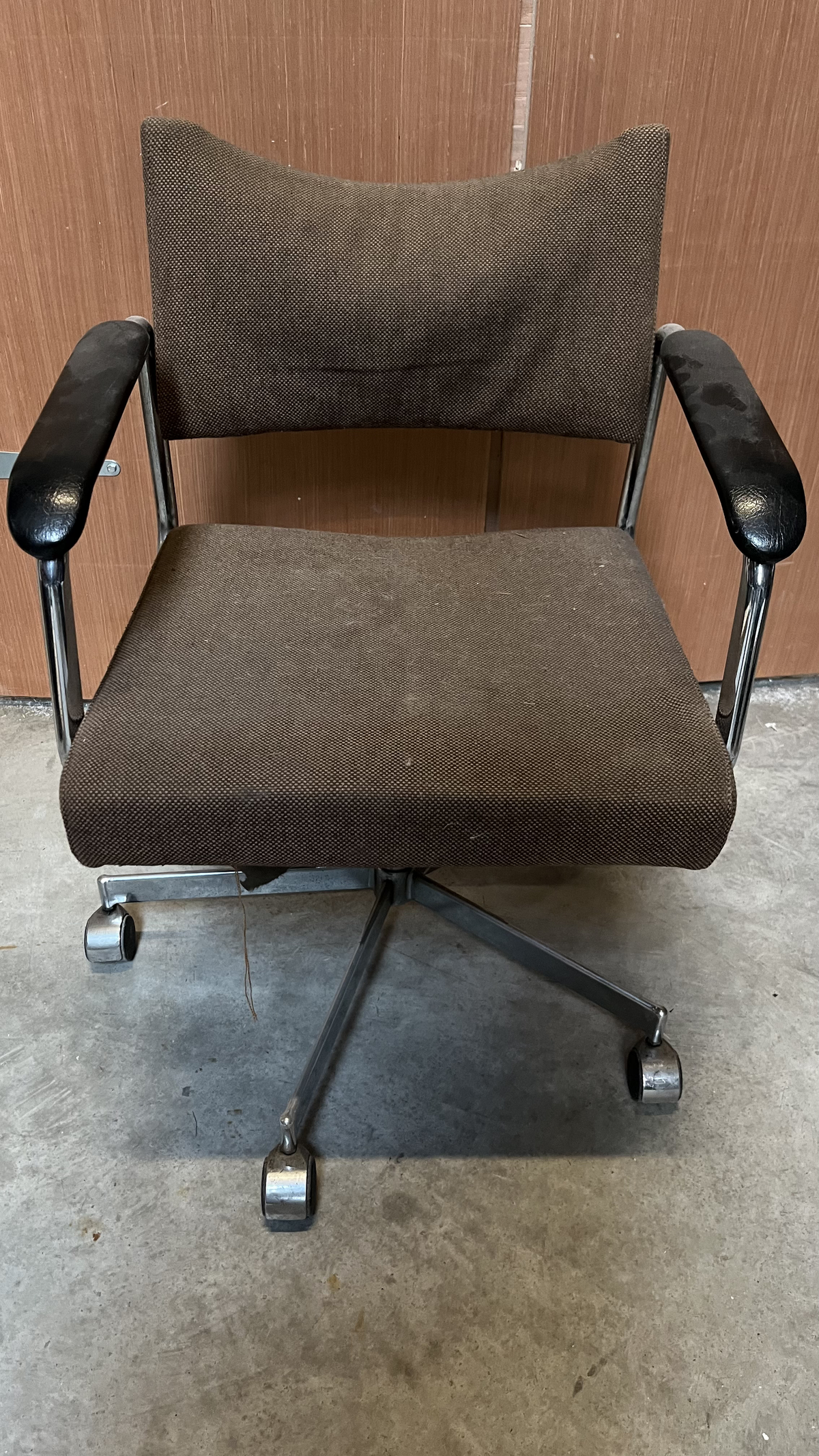 Chaise de bureau vintage à roulettes en tissu marron clair