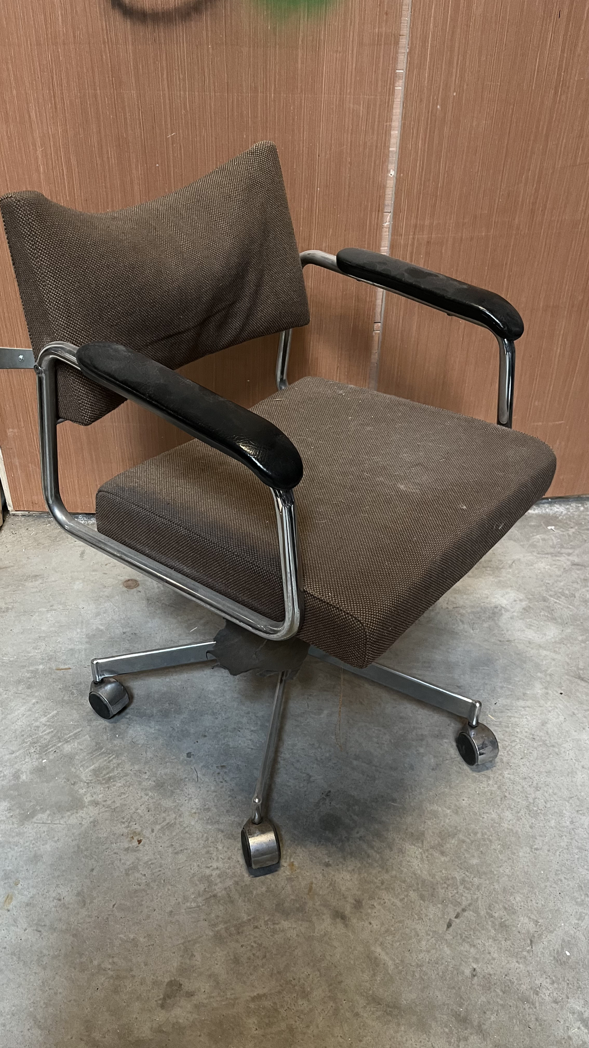 Chaise de bureau vintage à roulettes en tissu marron clair