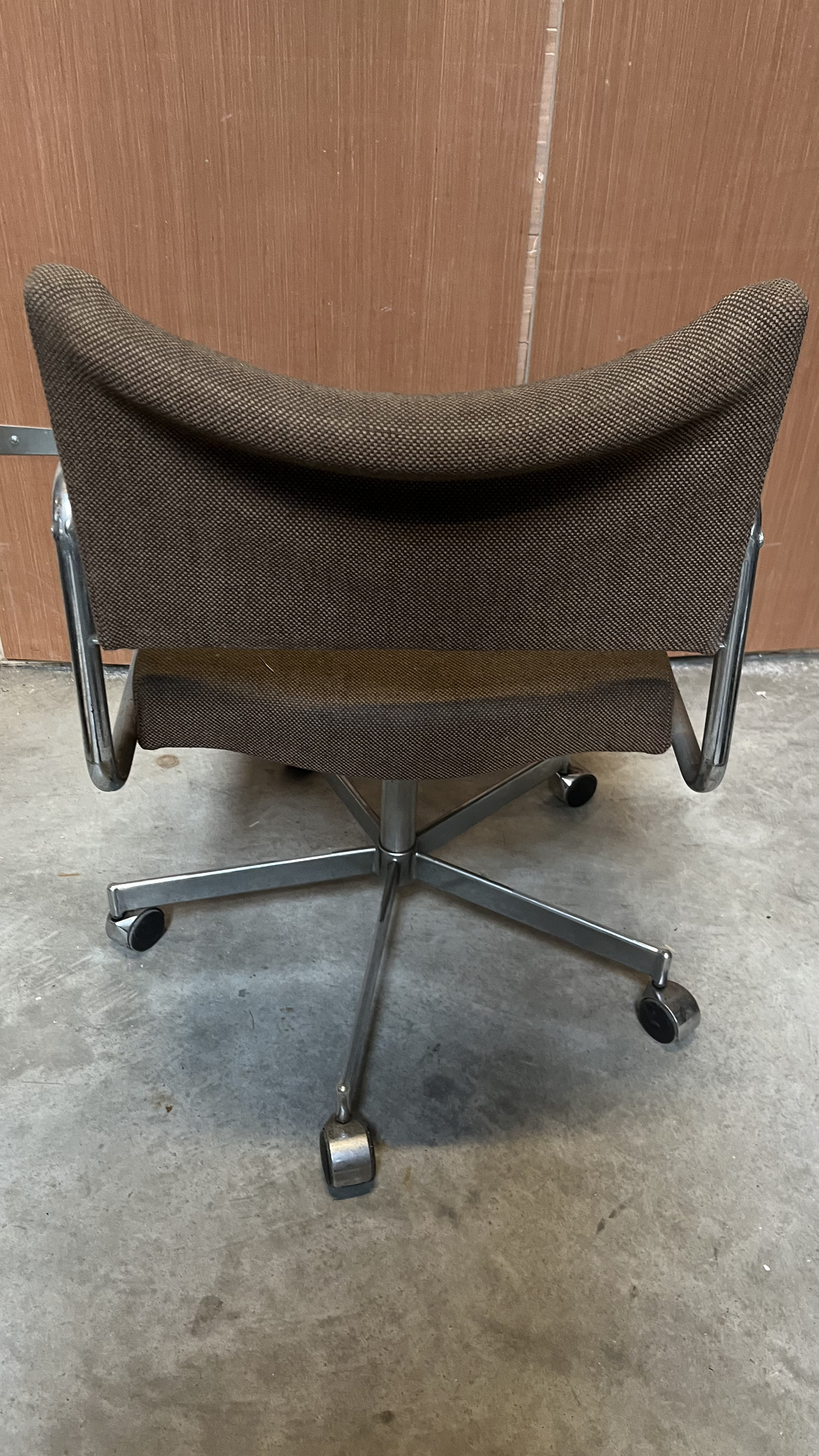 Chaise de bureau vintage à roulettes en tissu marron clair