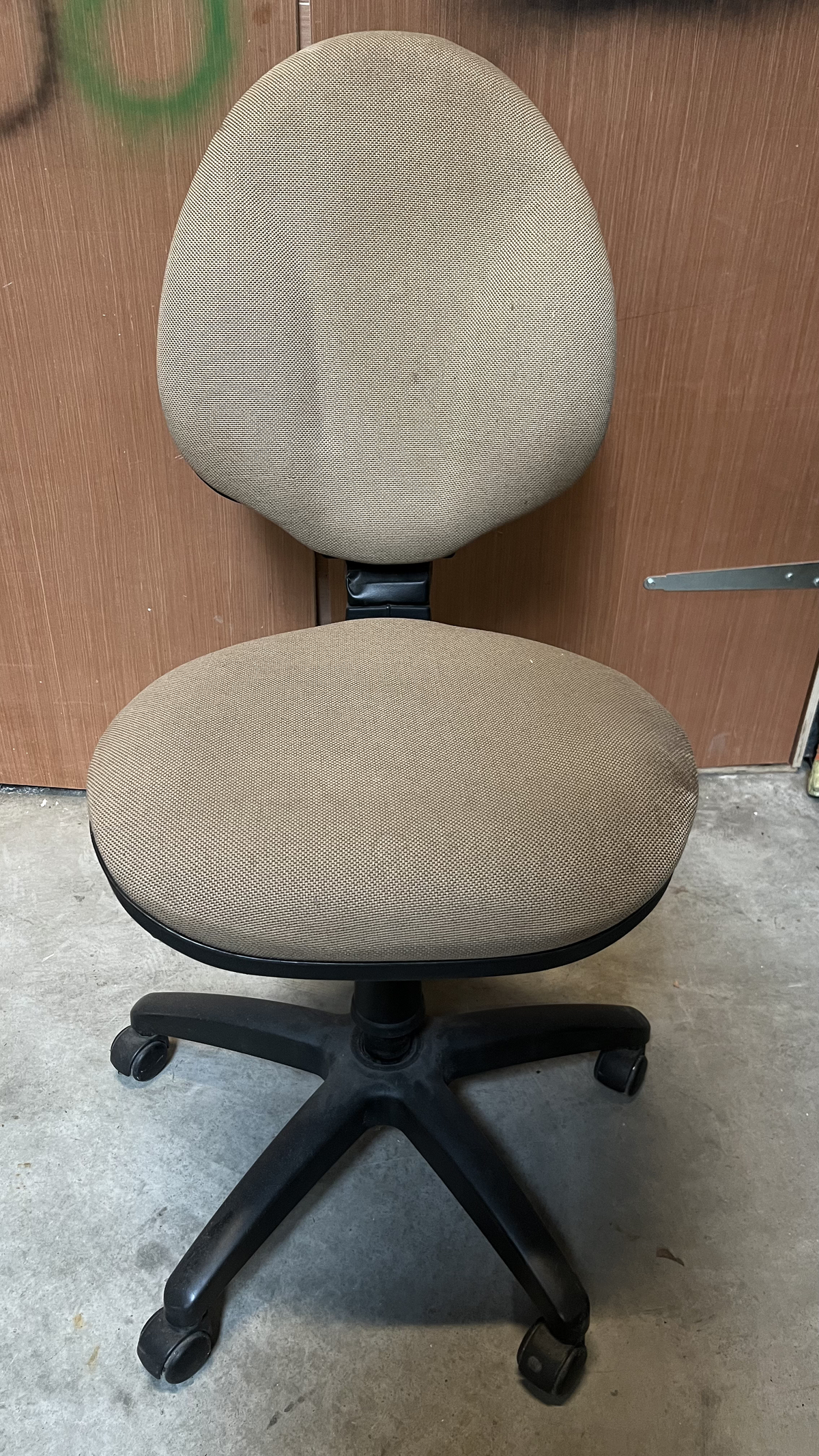 Chaise de bureau à roulettes en tissu beige sans accoudoirs