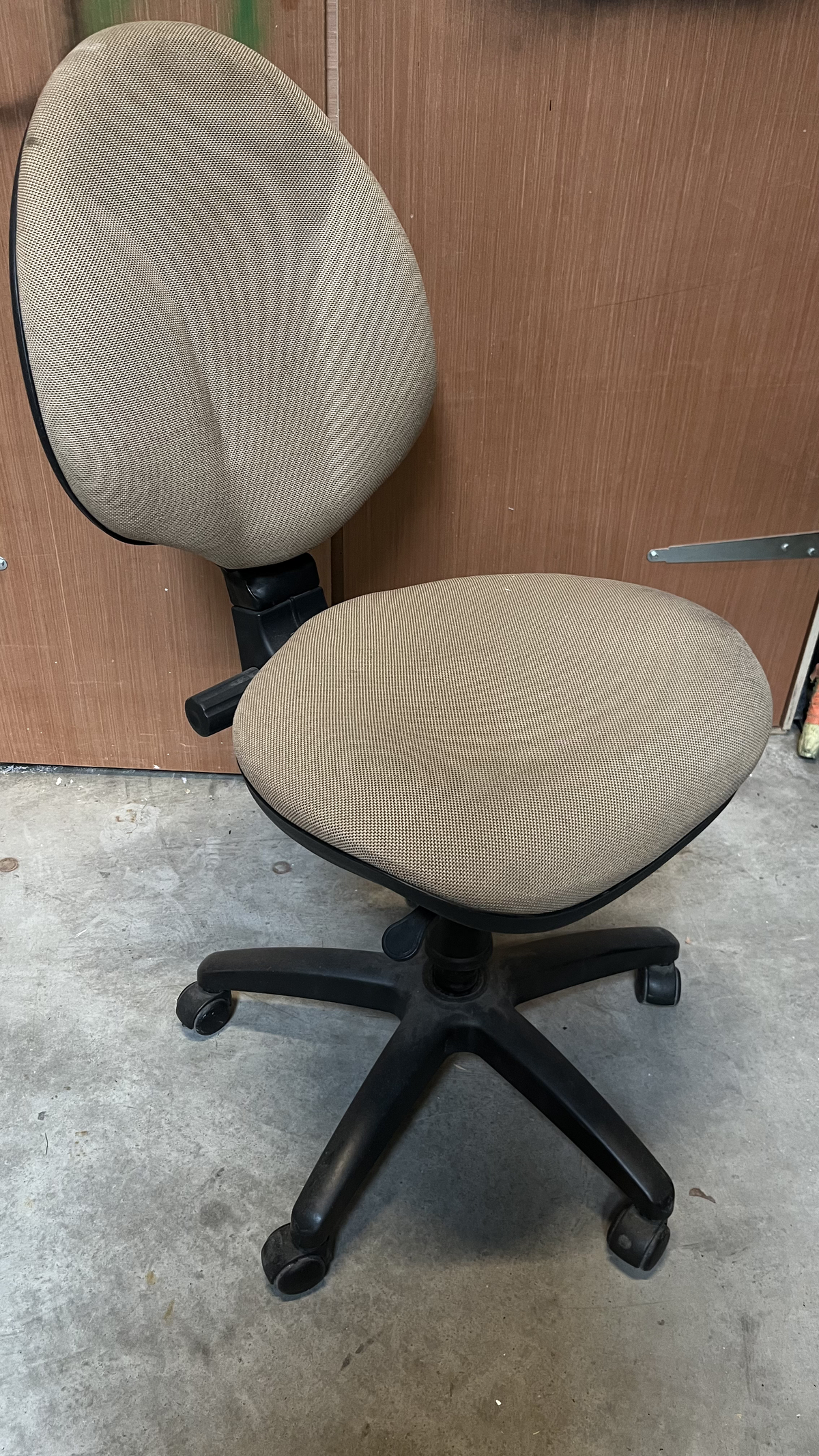 Chaise de bureau à roulettes en tissu beige sans accoudoirs