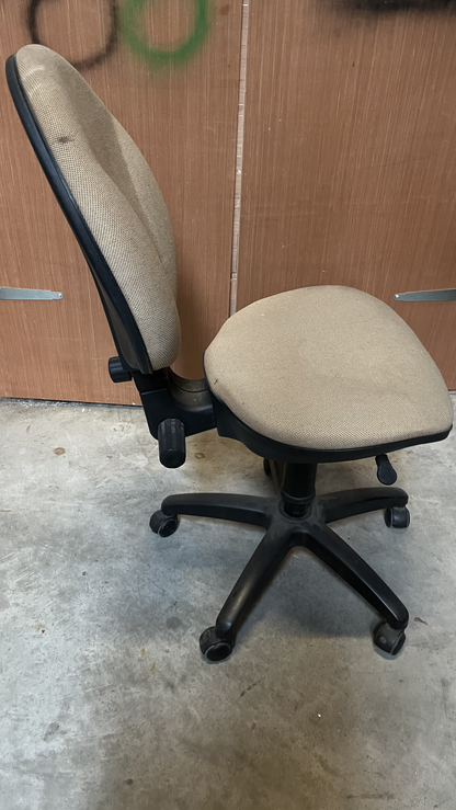 Chaise de bureau à roulettes en tissu beige sans accoudoirs