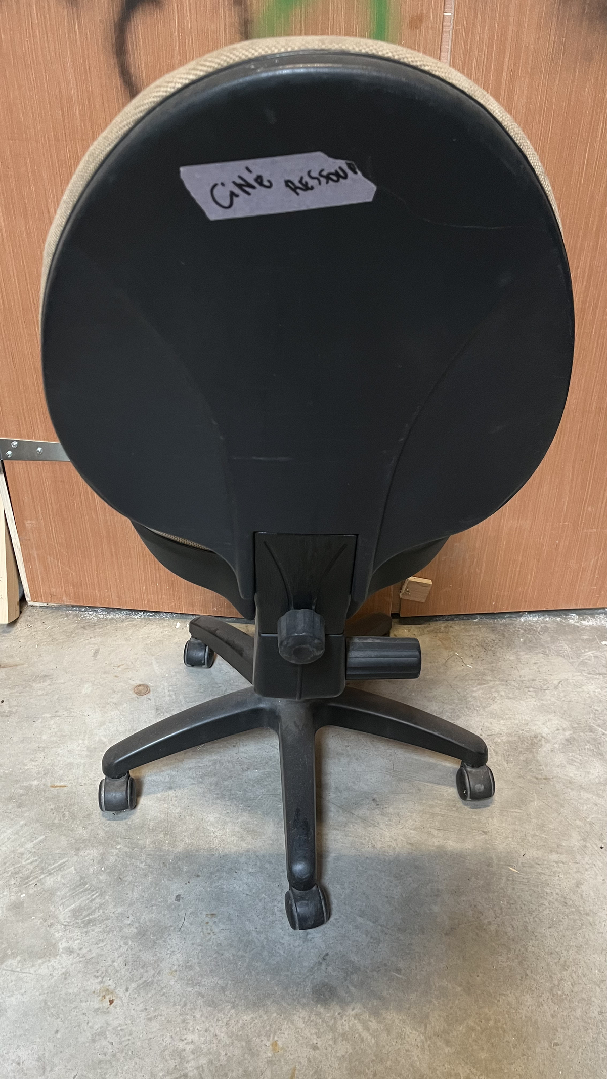 Chaise de bureau à roulettes en tissu beige sans accoudoirs