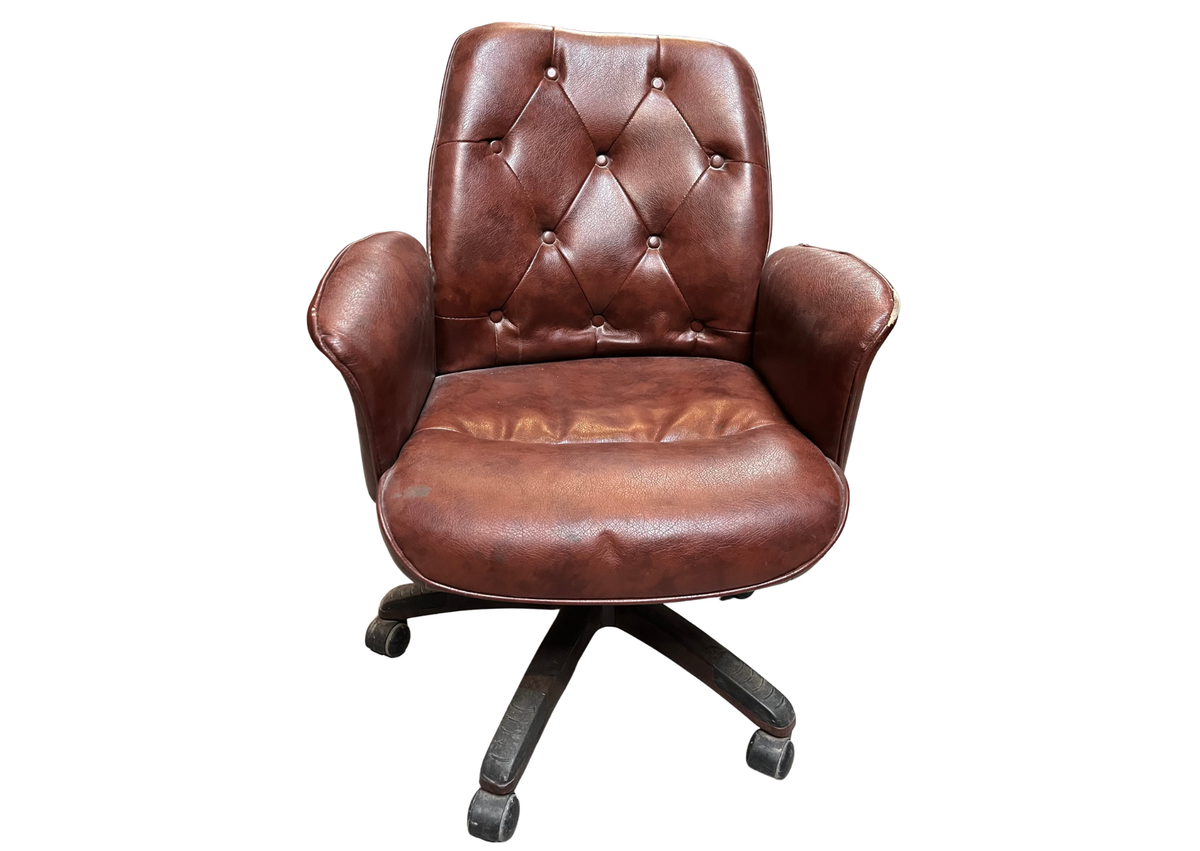 Fauteuil de bureau capitonné en cuir marron
