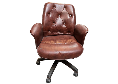 Fauteuil de bureau capitonné en cuir marron