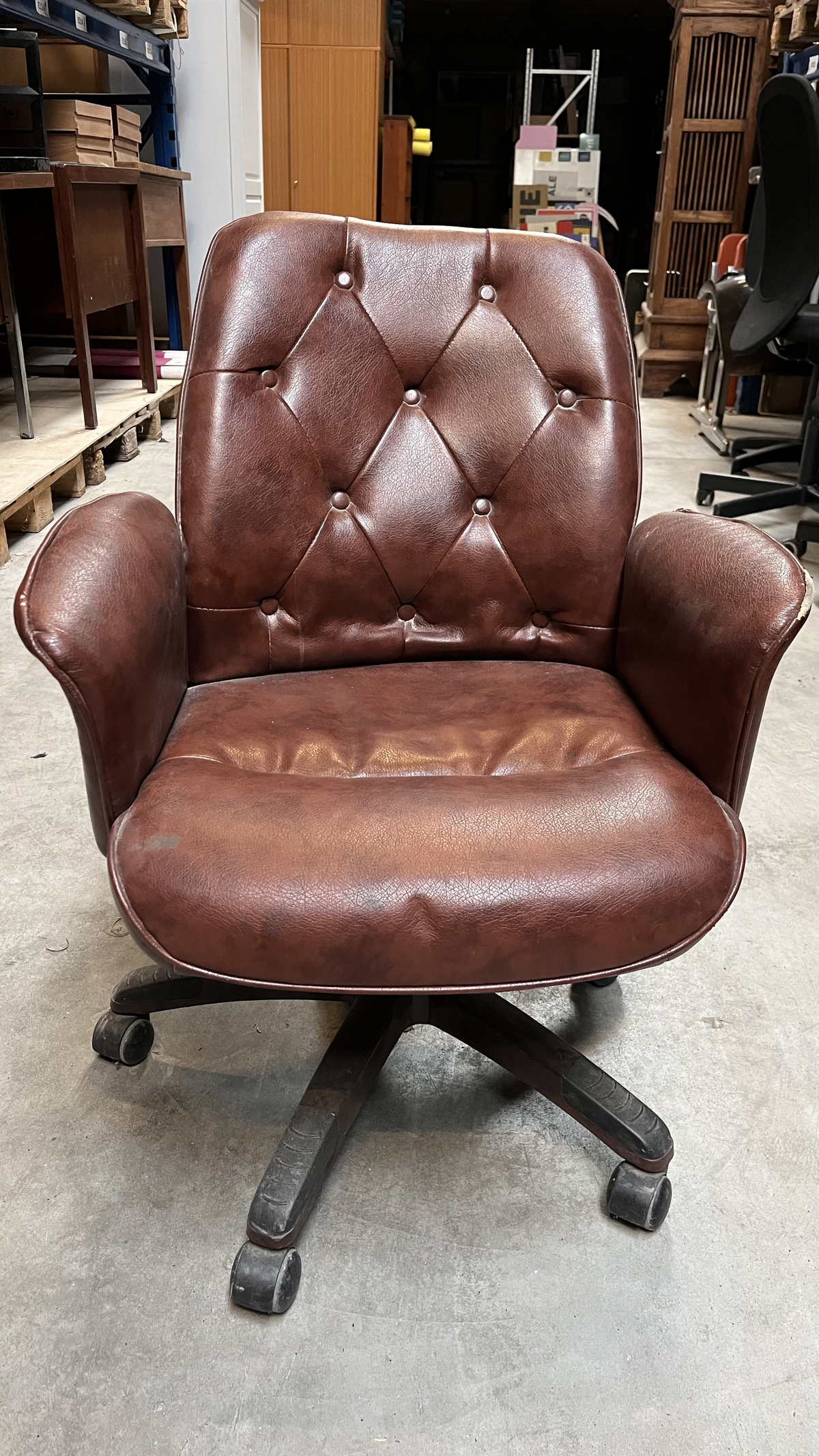 Fauteuil de bureau capitonné en cuir marron