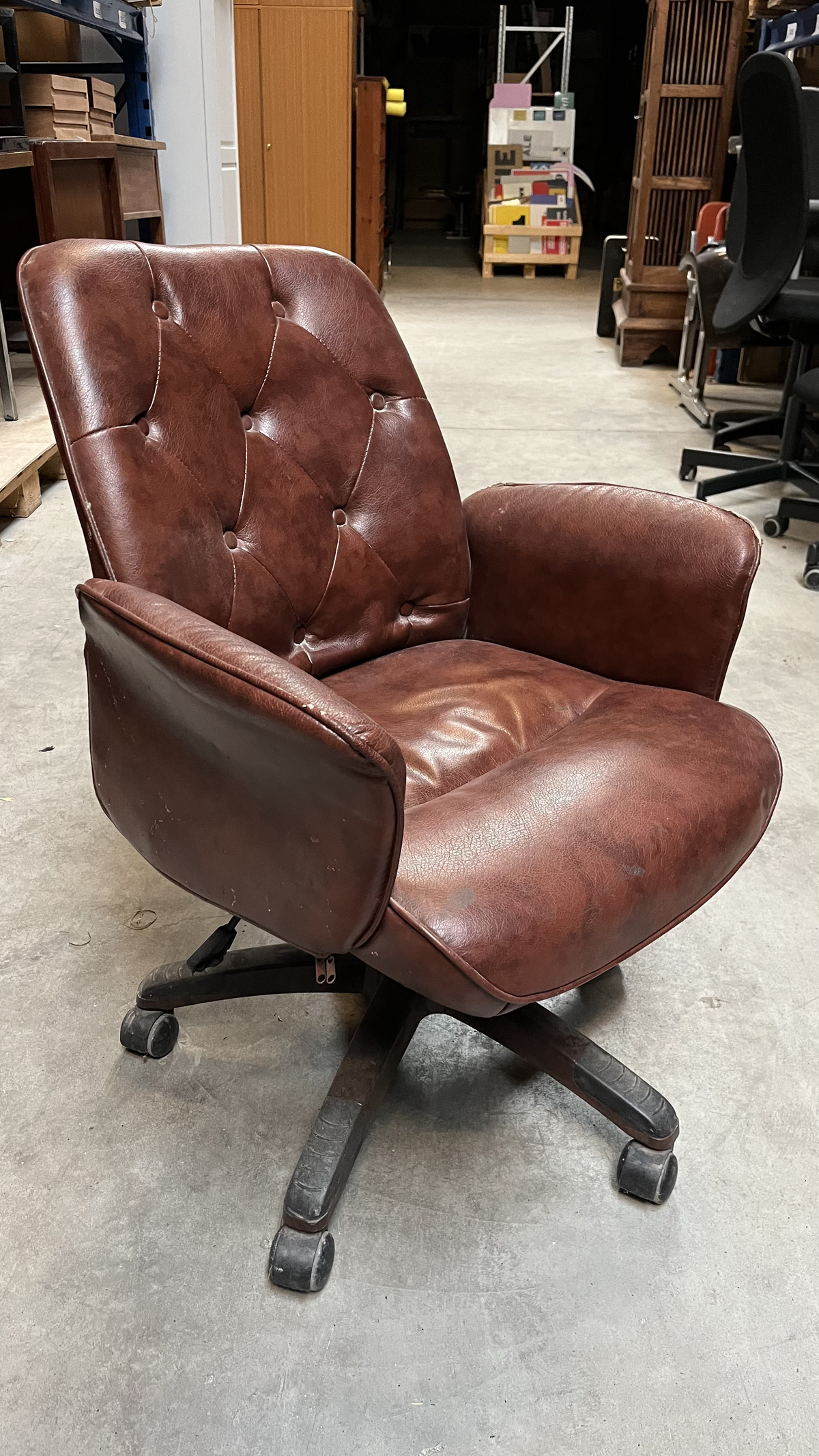 Fauteuil de bureau capitonné en cuir marron