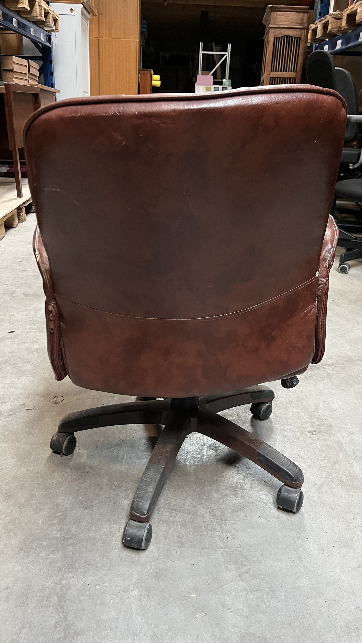 Fauteuil de bureau capitonné en cuir marron