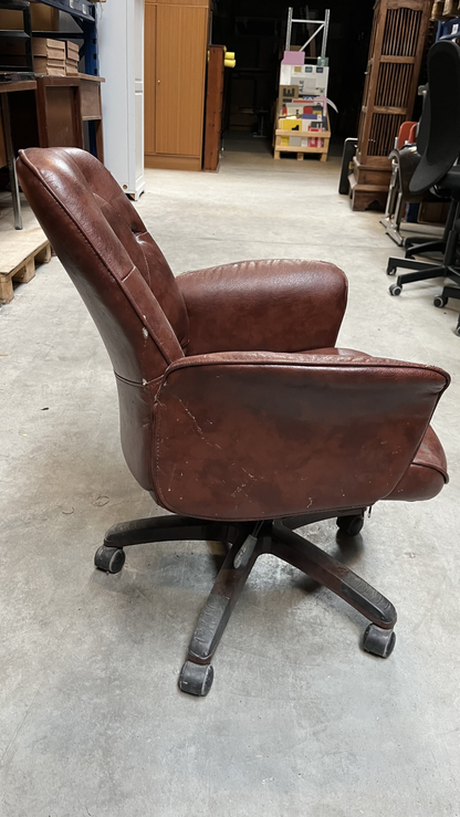 Fauteuil de bureau capitonné en cuir marron