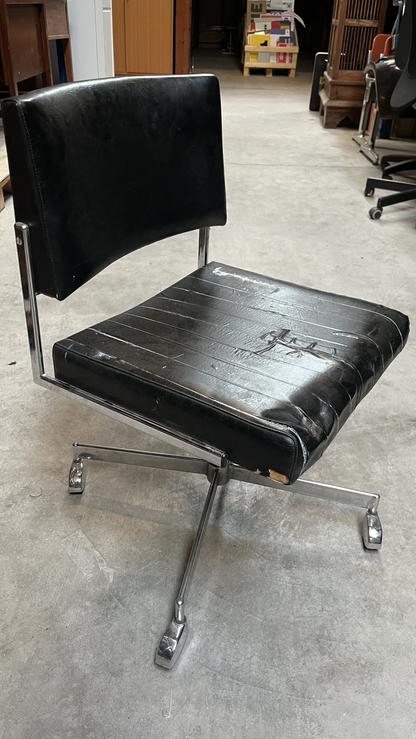 Chaise de bureau vintage en cuir noir et métal chromé