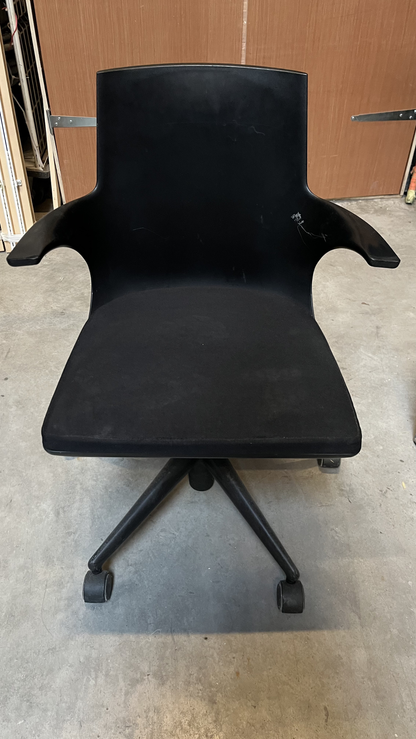 Chaise de bureau à roulettes en tissu noir à accoudoirs