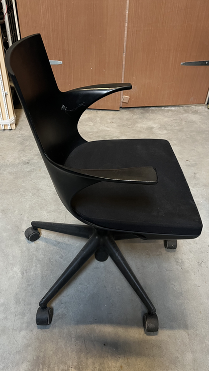 Chaise de bureau à roulettes en tissu noir à accoudoirs