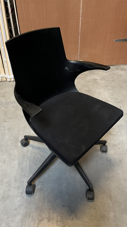 Chaise de bureau à roulettes en tissu noir à accoudoirs