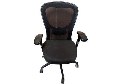 Chaise de bureau à roulettes noire en résille à accoudoirs