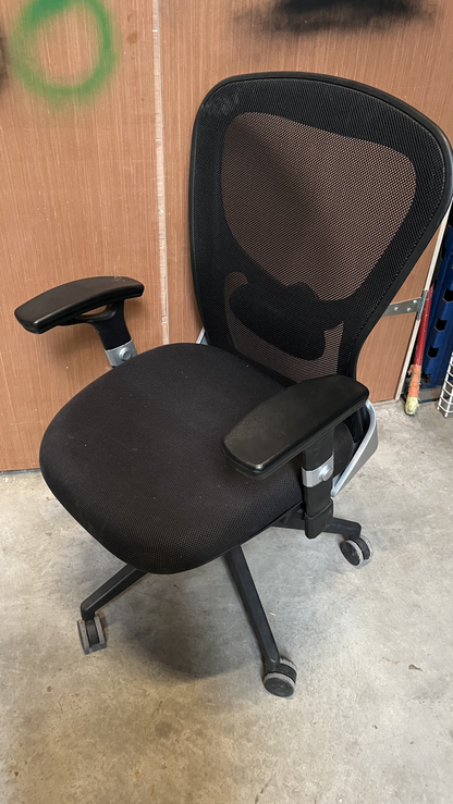 Chaise de bureau à roulettes noire en résille à accoudoirs