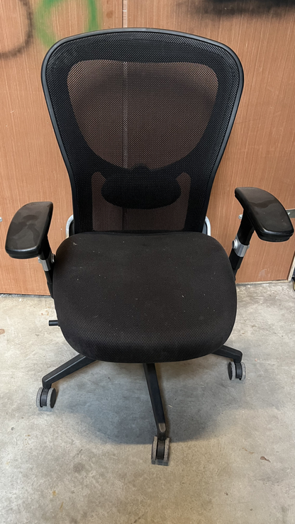 Chaise de bureau à roulettes noire en résille à accoudoirs