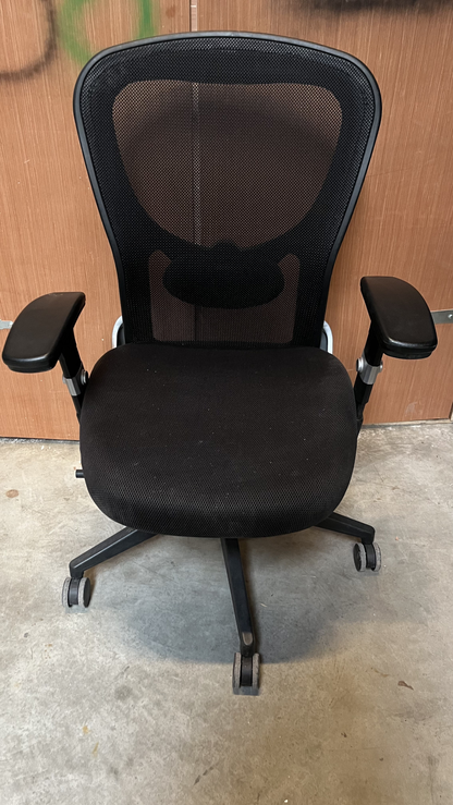 Chaise de bureau à roulettes noire en résille à accoudoirs