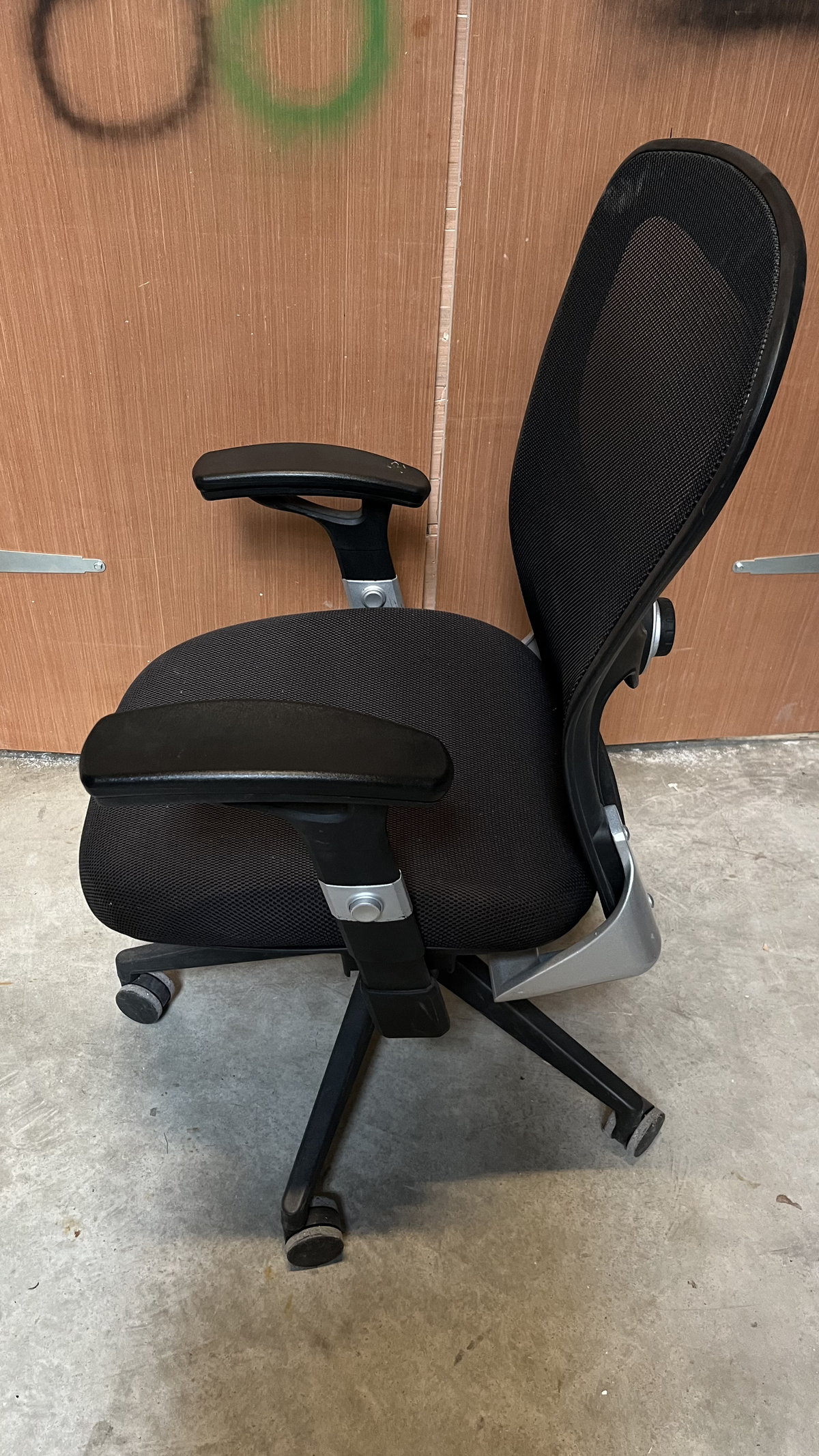 Chaise de bureau à roulettes noire en résille à accoudoirs