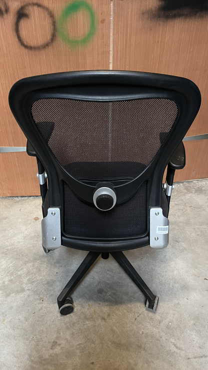 Chaise de bureau à roulettes noire en résille à accoudoirs