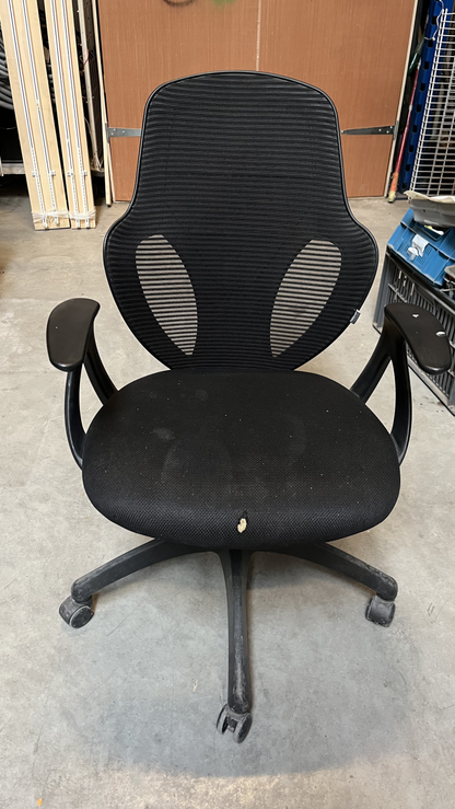Chaise de bureau à roulettes noire à dossier ajouré