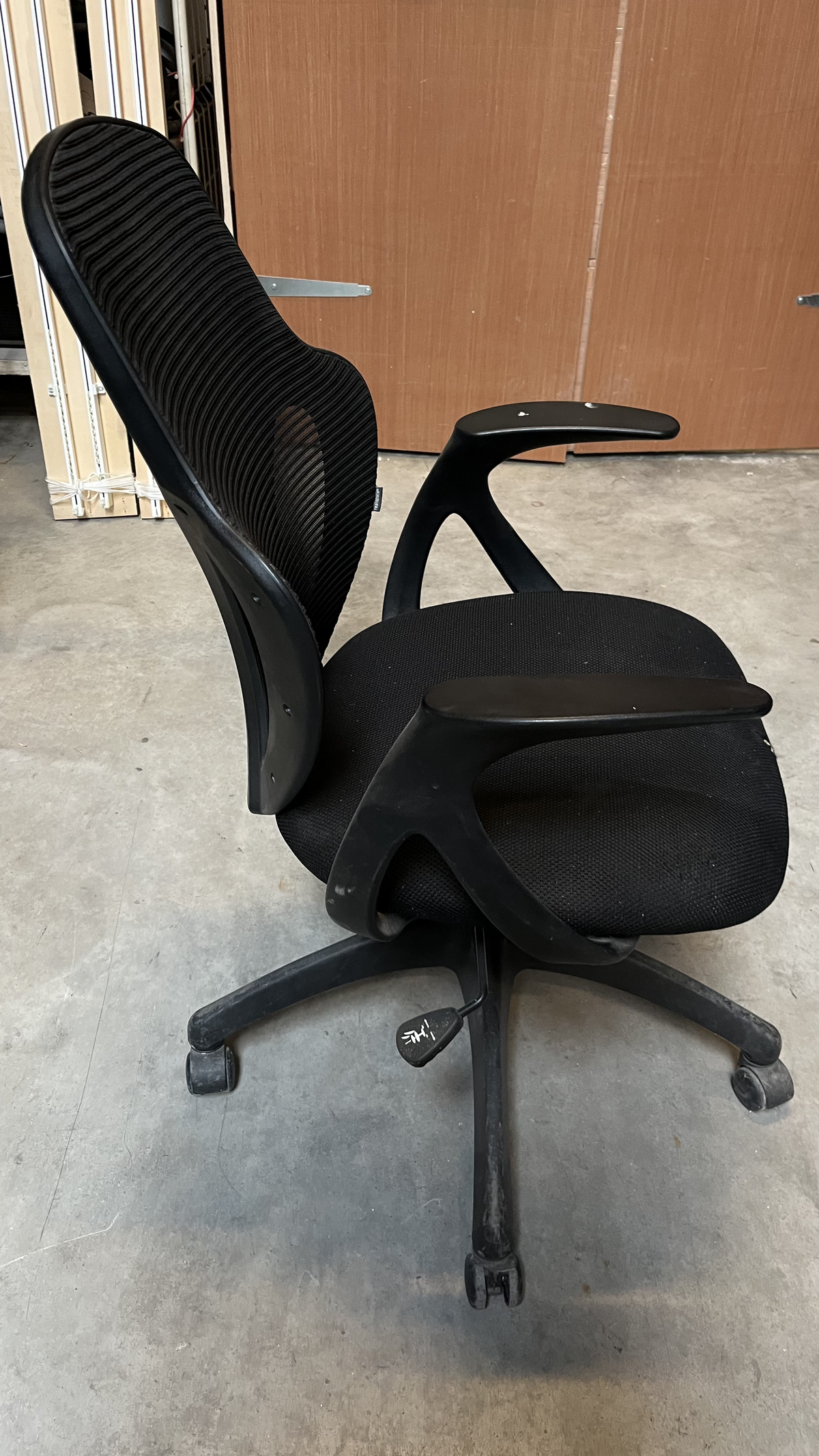 Chaise de bureau à roulettes noire à dossier ajouré