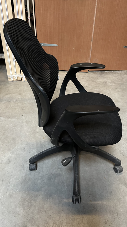 Chaise de bureau à roulettes noire à dossier ajouré