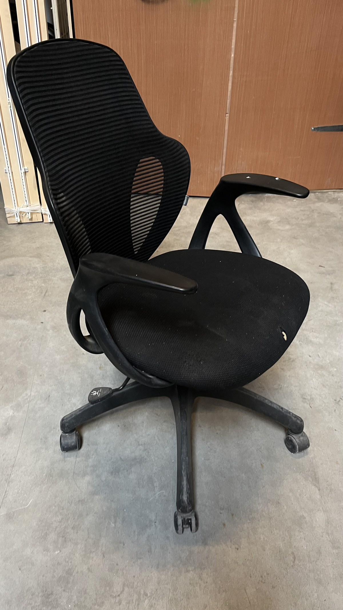 Chaise de bureau à roulettes noire à dossier ajouré