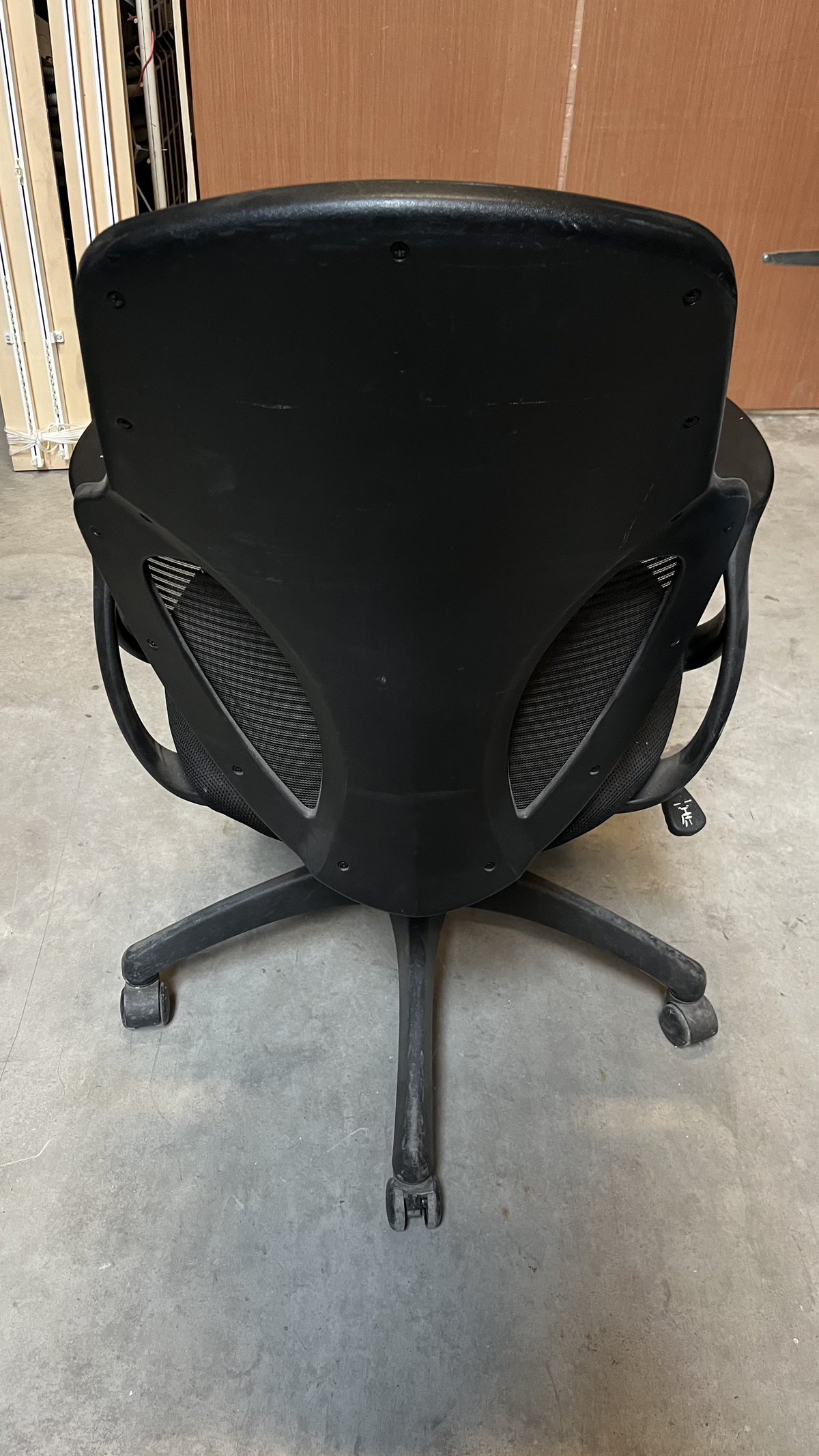 Chaise de bureau à roulettes noire à dossier ajouré