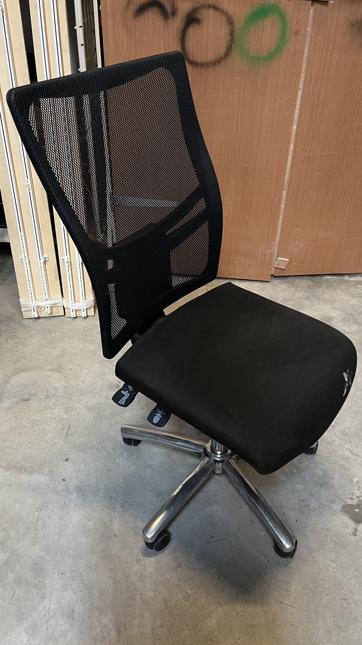 Chaise de bureau noire à dossier en résille sans accoudoirs