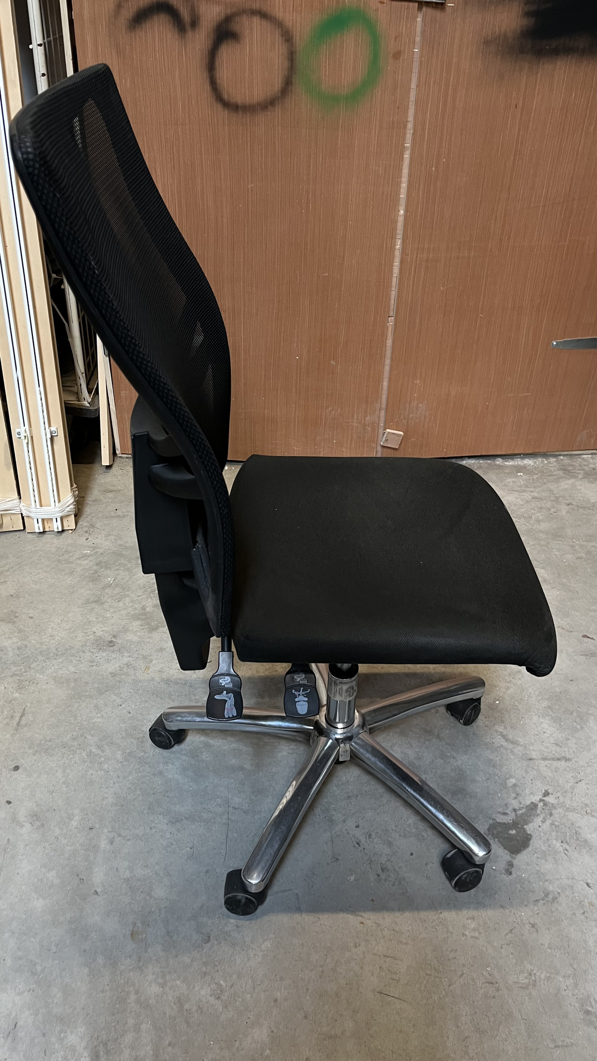 Chaise de bureau noire à dossier en résille sans accoudoirs
