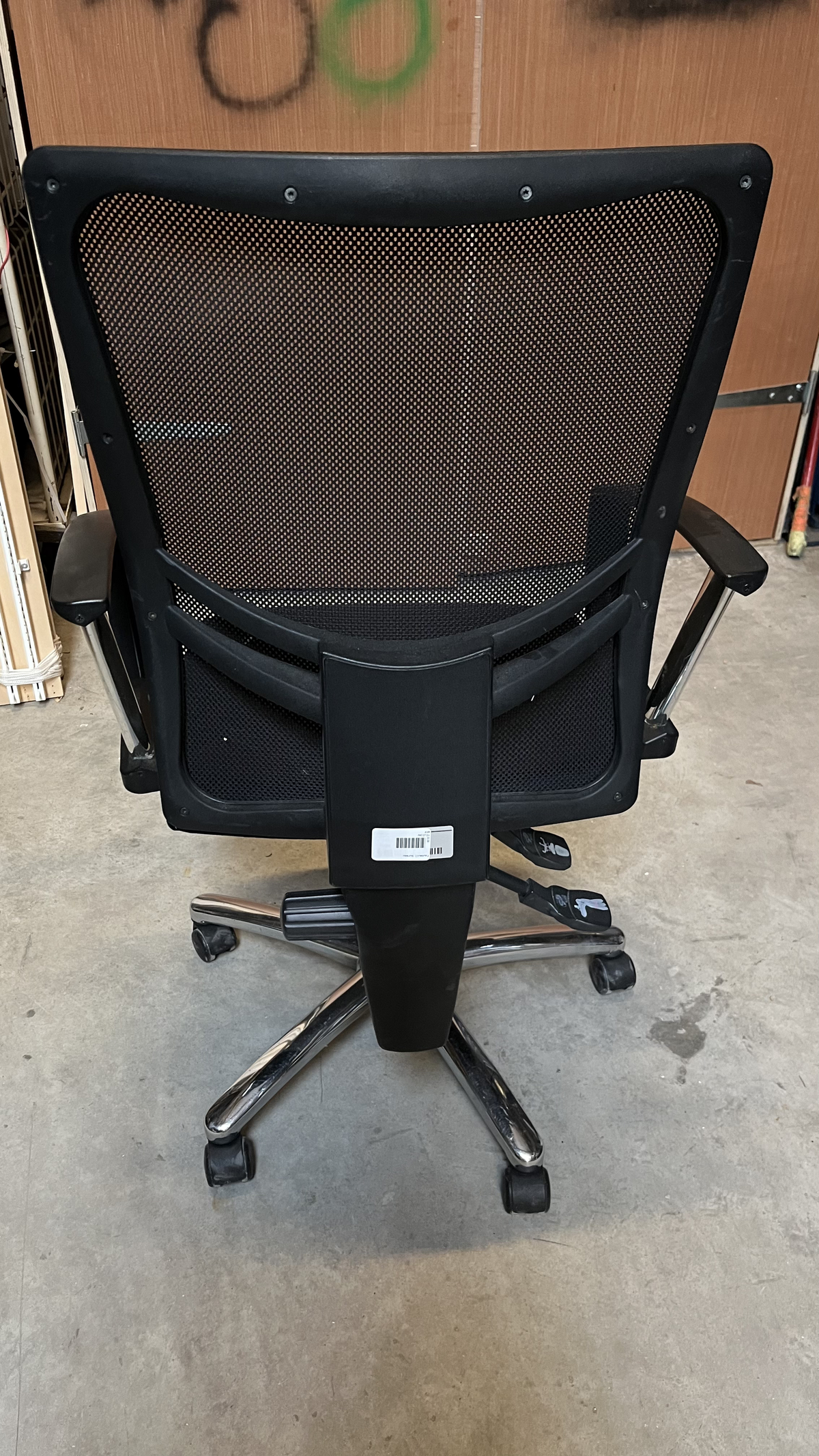 Chaise de bureau à roulettes noire à haut dossier en résille